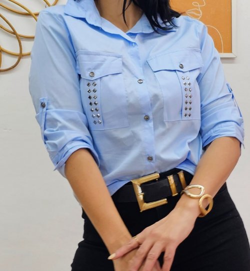 Camisa celeste con tacha super moderna 